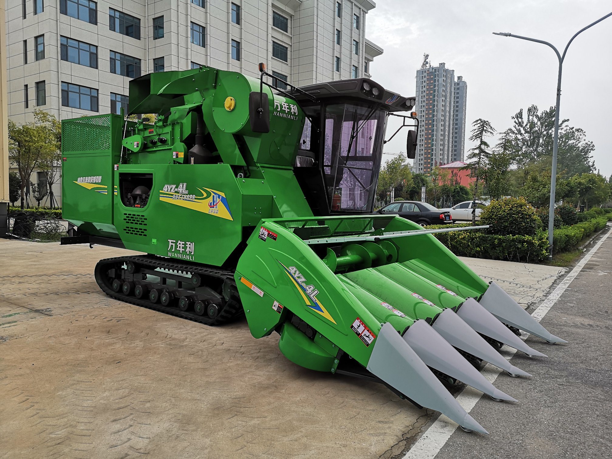 4YZ-4L Track/Crawler Corn Harvester with 160 HP 4Rows